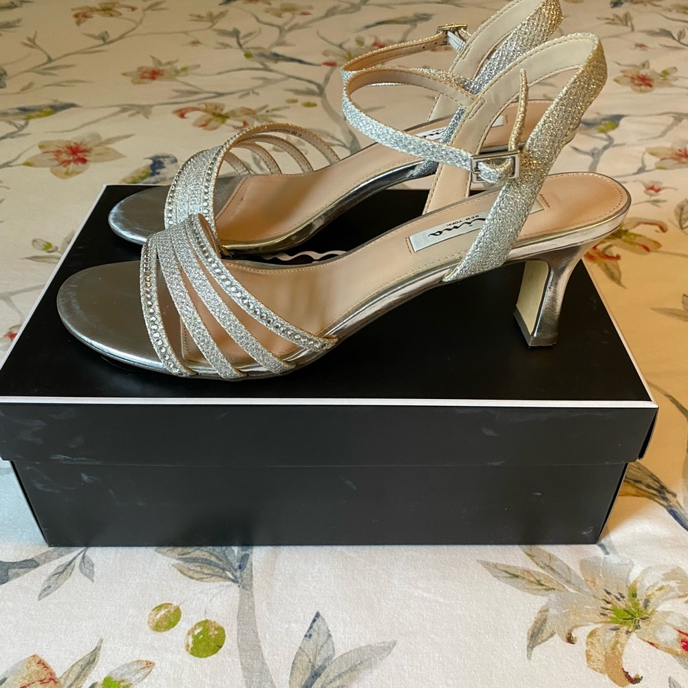 Nina size 9.5 sparkly dress shoes - worn once! - Picture 2 of 3